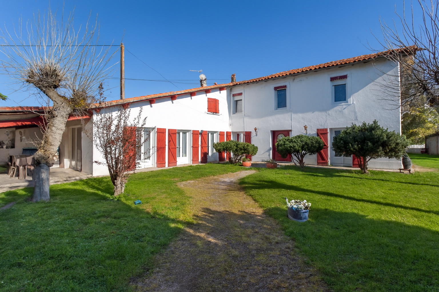 Extérieur du gîte L'Atelier de la Mandille à Saint-Élix-le-Château (31), maison landaise avec jardin et terrasse