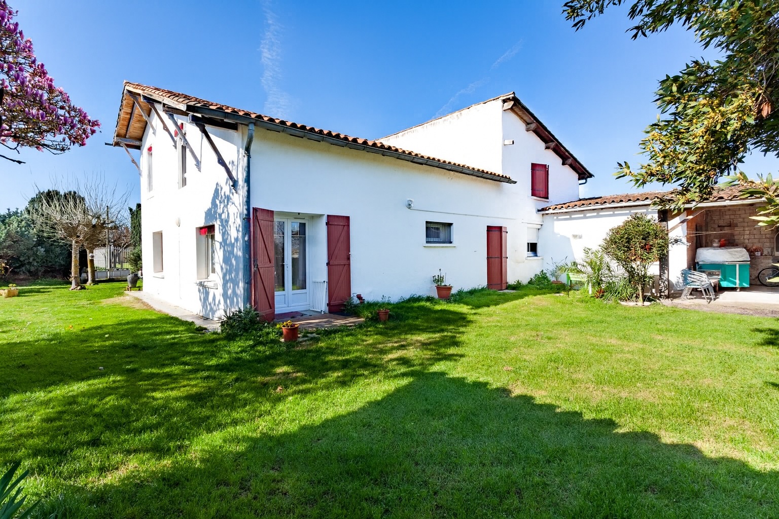 Vue nord du gîte L'Atelier de la Mandille à Saint-Élix-le-Château, Haute-Garonne – façade et environnement naturel