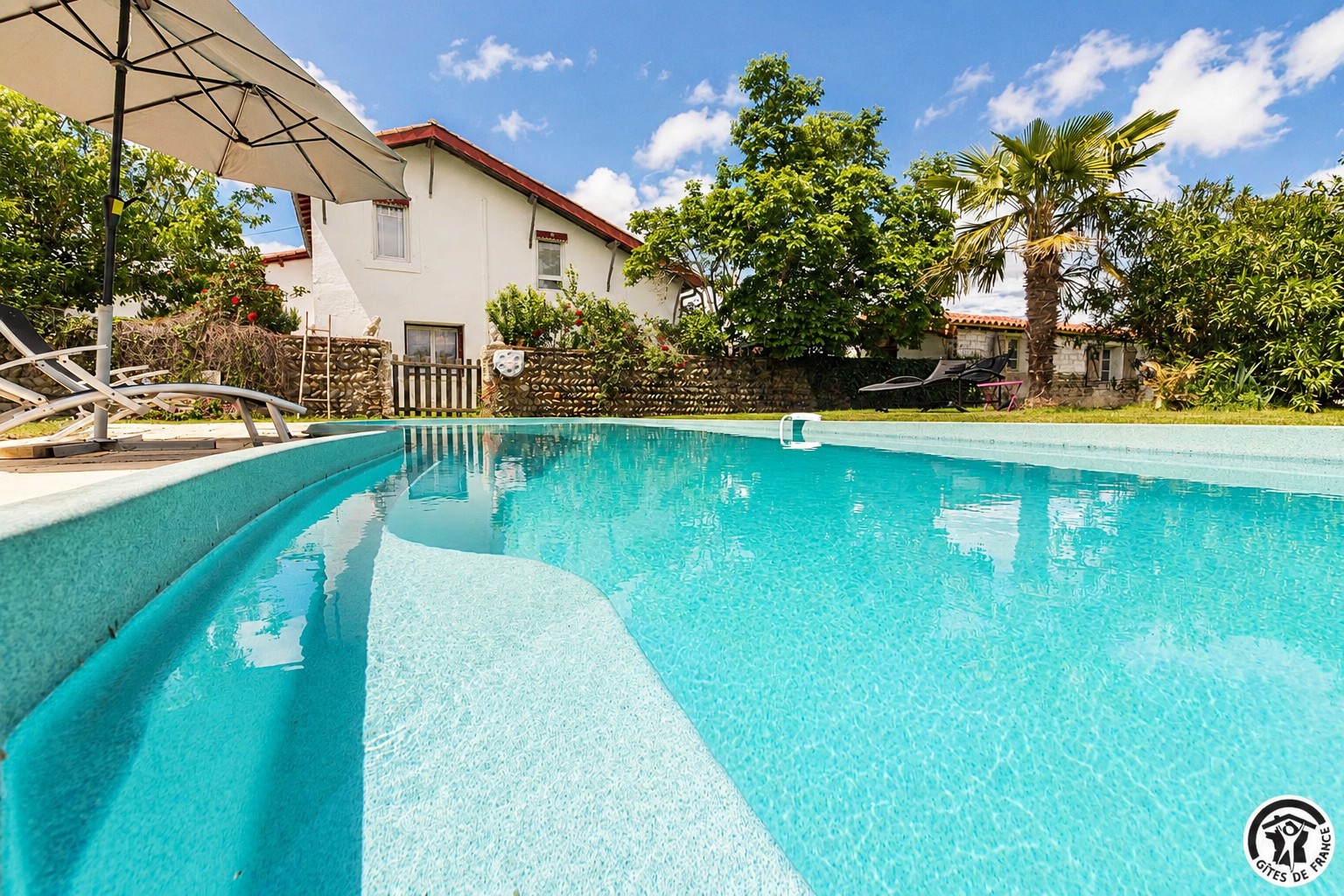 Piscine et jardin du Gite de la Mandille