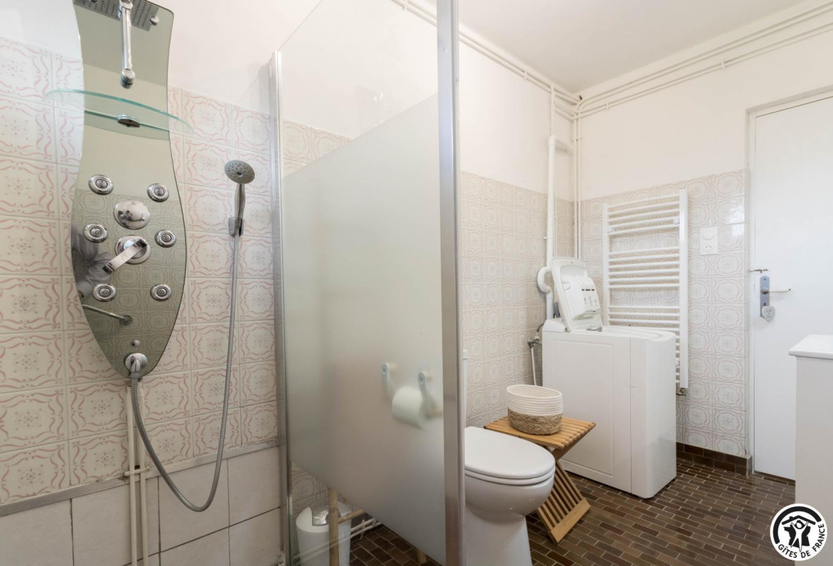 Salle de bain avec douche italienne et jets automassants
